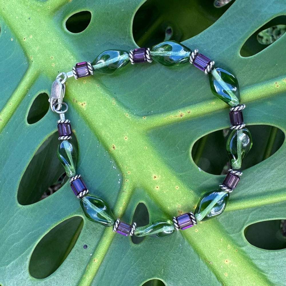 Vintage 1990s Artisan Glass Bead Bracelet in Green and Purple